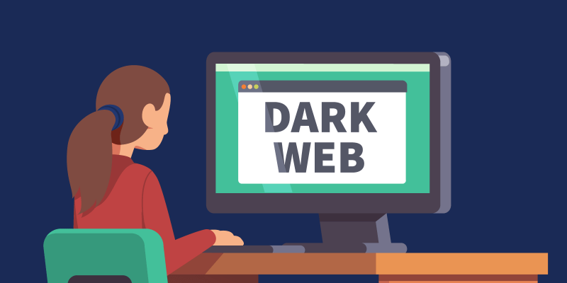 Donna seduta davanti al suo computer che accede al Dark Web
